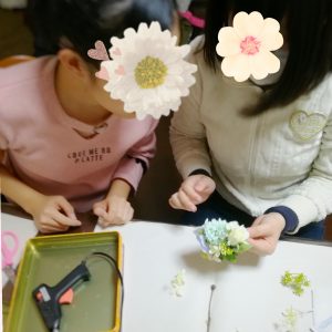 キッズレッスン 中学生の子もお花を楽しんでます♪
