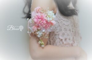 白とピンクのアームブーケ