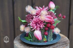 ピンクと赤の置き型フラワーアレンジメント