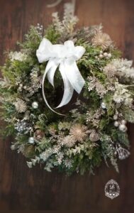 白いリボンのついたクリスマスツリー