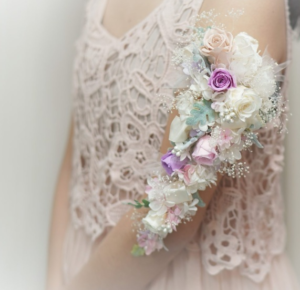 白をメインにしたアームブーケ