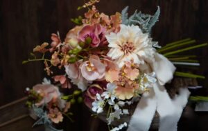 オレンジとクリーム色のウェディングブーケ