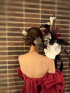 ウェディングブーケを持った赤いドレスの花嫁の後ろ姿