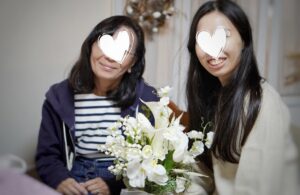 白のウェディングブーケを作る様子