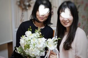 白のウェディングブーケを作る様子