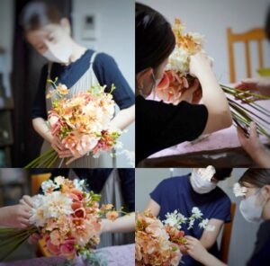 オレンジ色のウェディングブーケを作る花嫁様とお母さま