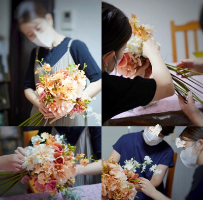 オレンジ色のウェディングブーケを作る花嫁様とお母さま