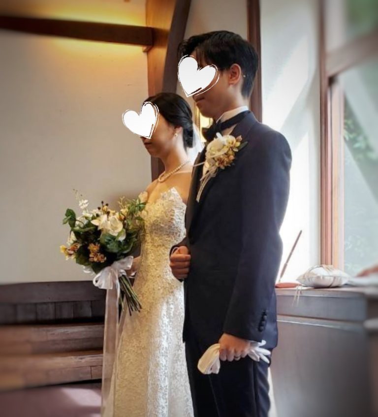 ウェディングブーケを持った結婚式での花嫁様と新郎様
