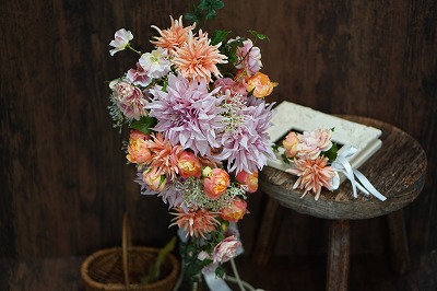 オレンジとピンクのウェディングブーケ