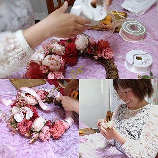 ピンクと赤のウェディングリースを作る様子