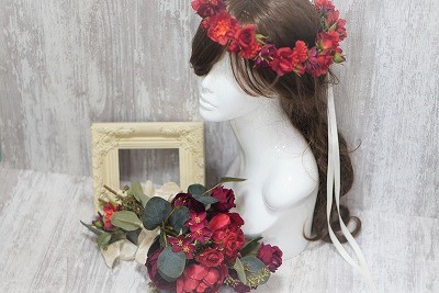 赤いウェディング花冠とウェディングブーケ