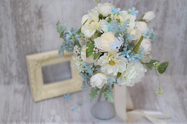 白と水色のウェディングブーケ